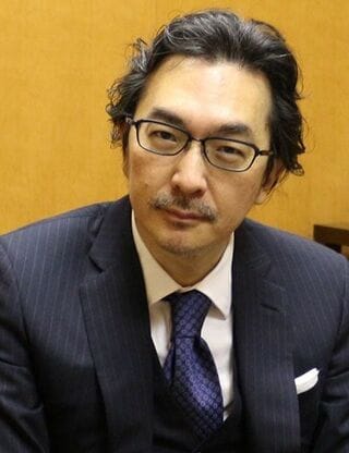 福井裕輝（ふくい・ひろき）NPO法人性障害専門医療センター（SOMEC）代表理事、精神科医1999年京都大学医学部卒業後、京都大学医学部附属病院に勤務。医学博士（京都大学）。専門は司法精神医学、神経科学。2003年法務省 京都医療少年院、2007年厚生労働省 国立神経センター（現・国立精神・神経医療研究センター）を経て、2010年性障害専門医療センターを設立。性犯罪歴・性依存のある人や、ストーカー行為を繰り返す加害者の診療にあたる傍ら、司法精神科医として犯罪者たちの精神鑑定を行う。内閣府「性犯罪被害者支援に関する検討委員会」「性犯罪被害者等のための総合支援モデル事業審査委員会」委員、警察庁「ストーカー行為等の規制等の在り方に関する有識者検討会」委員などを歴任（写真：福井氏提供）
