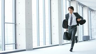 走るビジネスパーソン