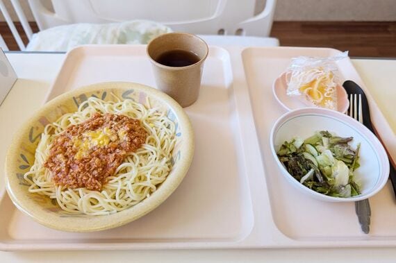 パスタとサラダとフルーツ