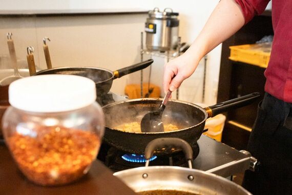 注文を受けて麻婆豆腐を作る様子