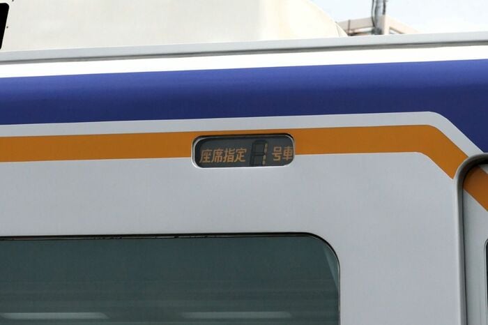 10000系1号車の表示。4号車も同様