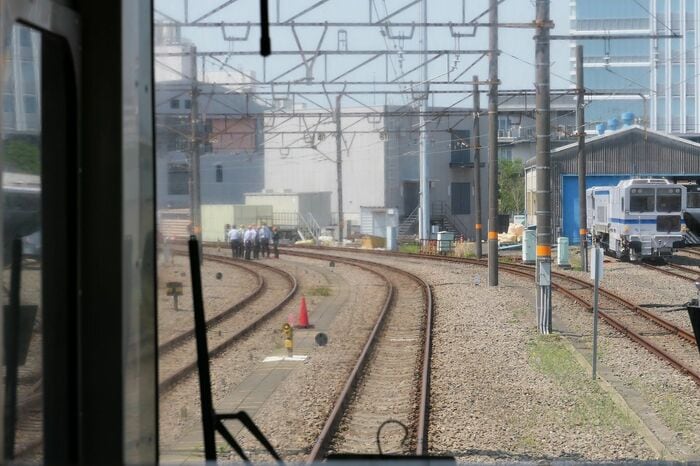 まず赤の三角コーンまで乗車して誘導。その後降車して