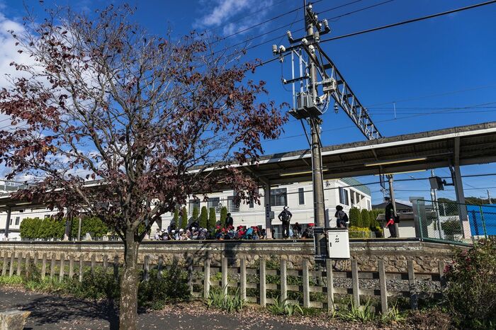堀米駅のホームには遠足の子どもたち
