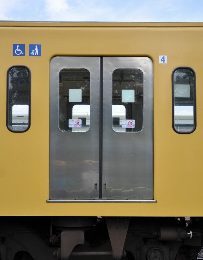 銀色のドアはステンレス製だ