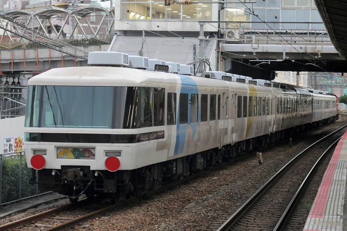 主に12系客車を改造したジョイフルトレイン「あすか」。