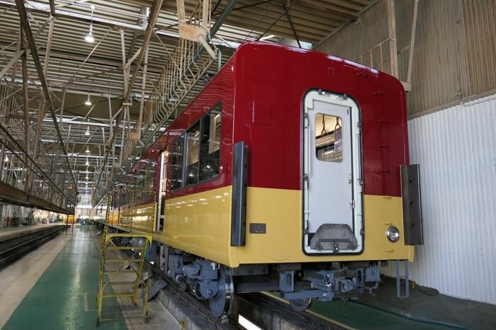 工場で切り離して検査中の8000系