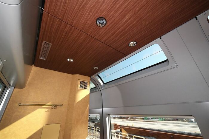 個室は落ち着いた木目調のデザインだ