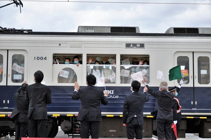 記念列車の子どもたちに手を振る