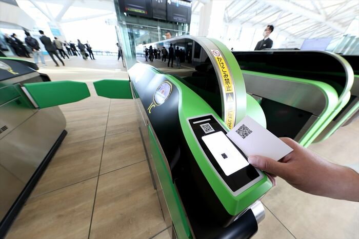 自動改札機にはQRコードリーダーもある