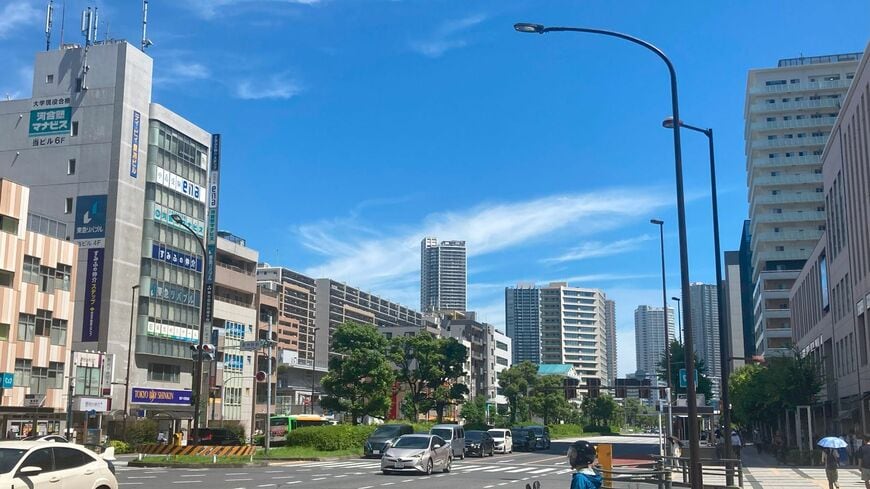 豊洲駅前。駅前は意外と低層の建物も多い（写真：筆者撮影）