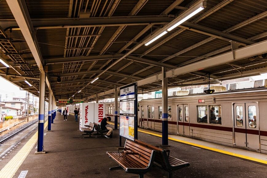 霞ケ関駅は1面2線。ホームは思いの外広々としていた（撮影：鼠入昌史）