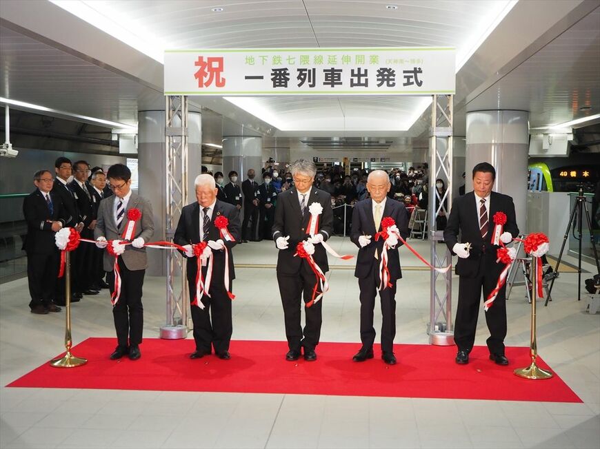 博多駅ホームで開いた一番列車出発式＝2023年3月27日5時23分（記者撮影）