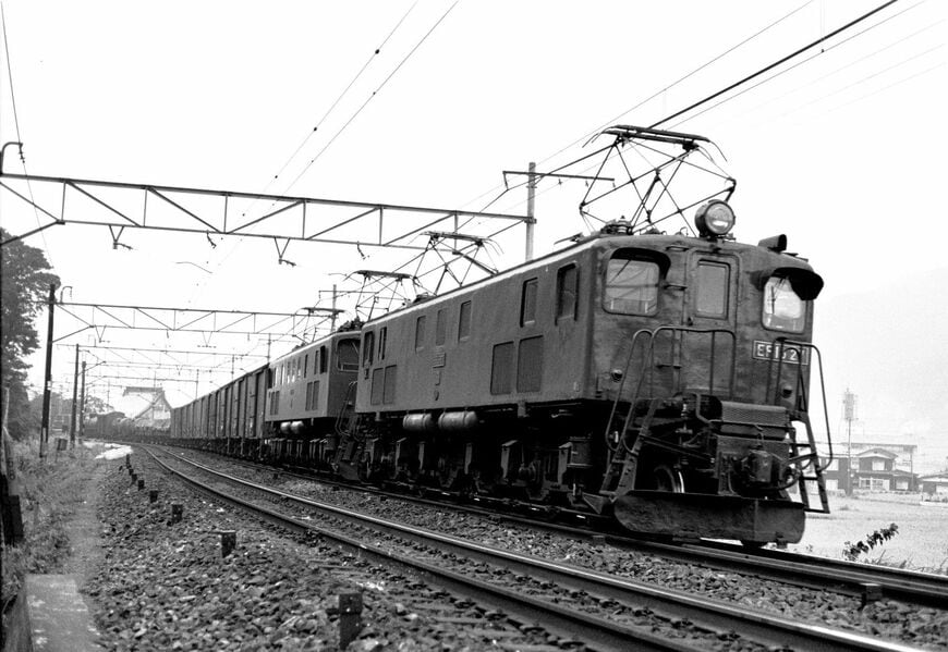 上越線石打付近を走る、EF16形が先頭に立つ貨物列車（撮影：南正時）