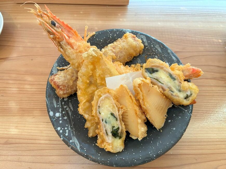 天ぷらをアップにするとこんな感じ。5種類乗っており、なかなかのボリュームだ 