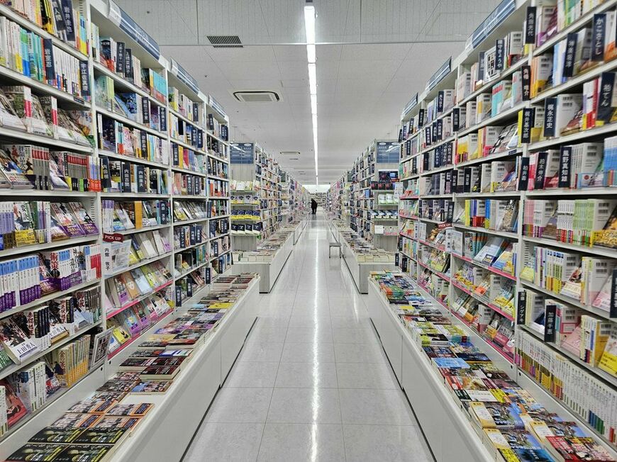 書籍エリアの棚の光景（写真：筆者撮影）