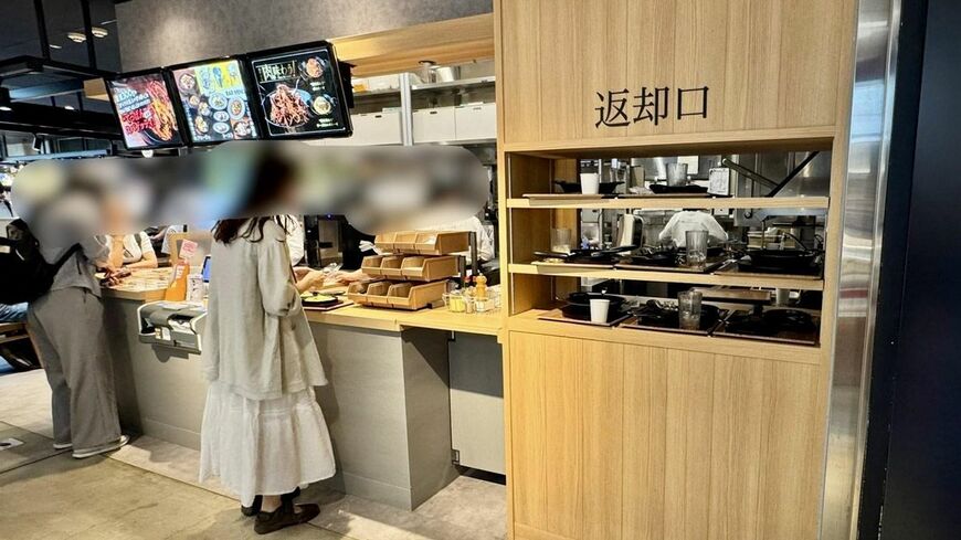 重たい鉄板を乗せたトレーを腰より高い返却口に戻す必要がある（写真：筆者撮影）