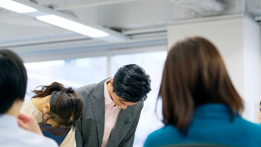 謝罪する若手ビジネスマン