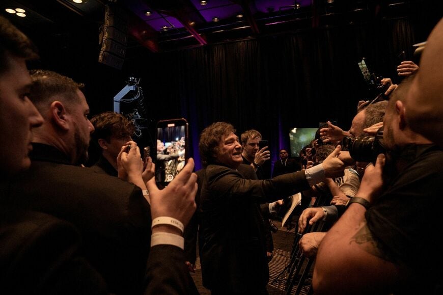 支持者にあいさつするミレイ氏（19日）Photographer: Anita Pouchard Serra/Bloomberg