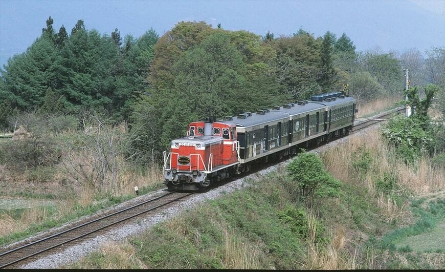 1987年に小海線を走ったイベント列車「マザーグーストレイン」。DD16形が牽引した＝1987年（撮影：南正時）