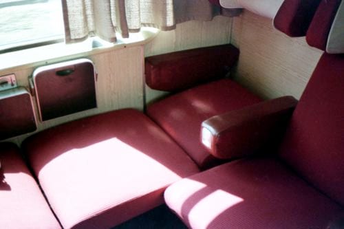 コンパートメント座席はベッドのようにすることができた（1985年 筆者撮影）
