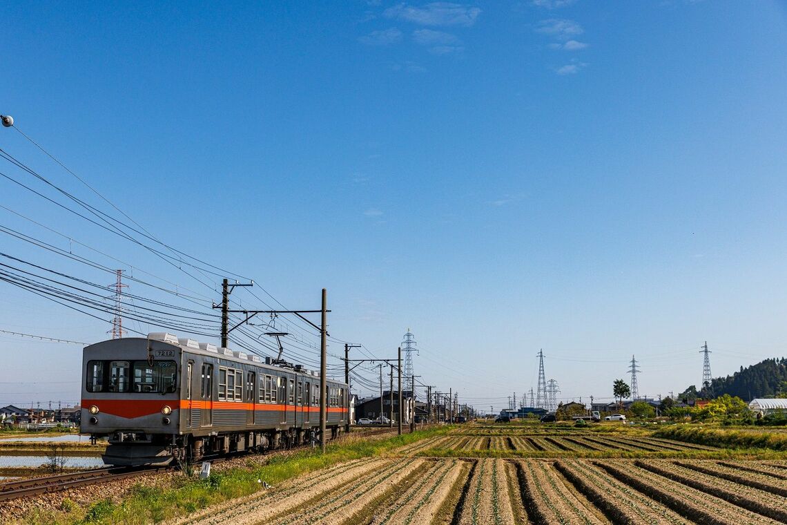 田園地帯を行く北陸鉄道石川線。元東急7000系が主力車両（撮影：鼠入昌史）