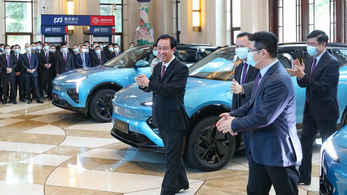 初の市販モデル「恒馳5」の売れ行きは目標をはるかに下回っている。写真中央の人物は恒大集団の創業トップの許家印氏（恒大汽車のウェブサイトより）