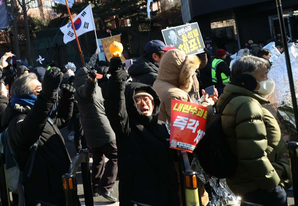 尹大統領が拘束された15日、公邸前で声を挙げていた拘束賛成の人々（写真：筆者撮影）