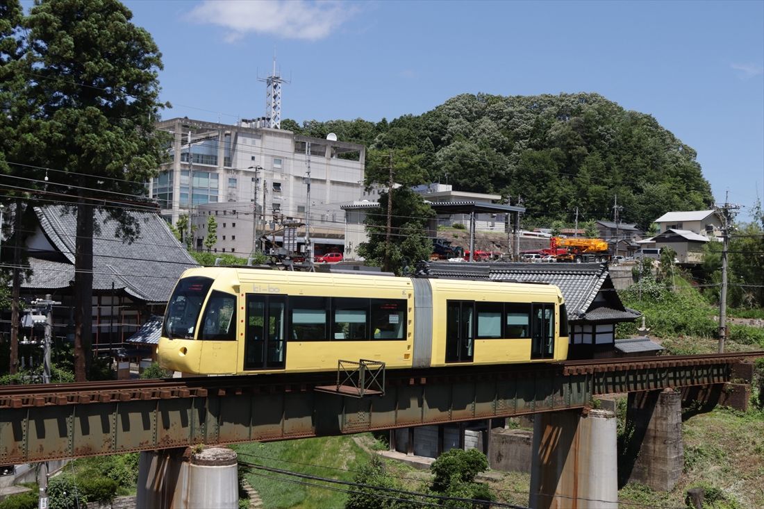 伝統行事「すりばちやいと」で知られる中道院を横目に走る「キーボ」（撮影：南正時）