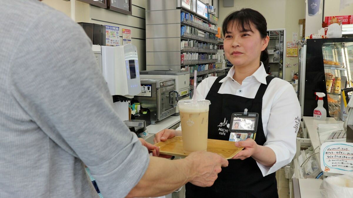 ローソンのコーヒーは､なぜ｢手渡し｣なのか 負担軽減のため､競合は