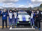 決勝スタート前のグリッド。中村社長が応援にかけつけた