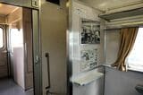 客室の端には大型荷物置き場（記者撮影）
