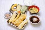 揚げたてを都度いただき、天ぷらがすべてそろった写真は撮影できなかったので、公式サイトの写真で紹介。「お好み定食」（1140円）が全部並んだ様子はこんな感じ。ご飯、味噌汁、いかの塩辛、大根おろし入りつゆに、天ぷらは海老・いか・豚・白身・野菜3品をいただいた（公式サイトより）