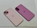 iPhone 16 Plus（右）と、iPhone 15 Plus（左）。同じピンクだが、新モデルはより鮮やかなカラーだ（筆者撮影）