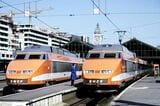 フランスのTGVは登場時オレンジ色だった（1985年 筆者撮影）