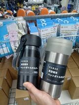 手に持った感じの重さは、一般的なステンレス製の水筒よりやや軽いと感じた（著者撮影）