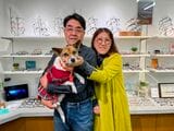 笹川秀樹さんと奥さんの幸子さん、看板犬のあんちゃん
