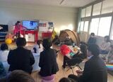 「インクルーシブ有志の会」を作り、あおば学級で研修会を開催している。写真は焚き火をテーマに教室にテントを張り、キャンプ場風の空間を作った