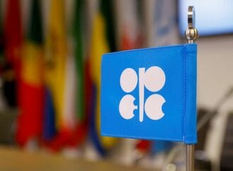 OPEC減産案､ロシア反対で頓挫し原油価格急落
