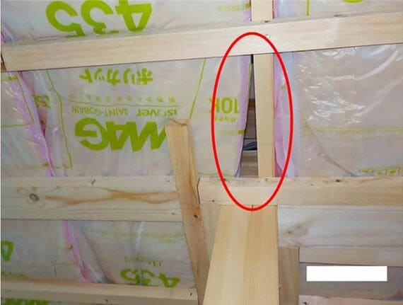 断熱材に隙間ができている様子