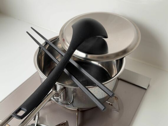 （写真3）お粥づくりに欠かせない、かゆさんの「三種の神器」。蓋付きの鍋、吹きこぼれ防止のための箸、お玉（写真提供：鈴木かゆさん）