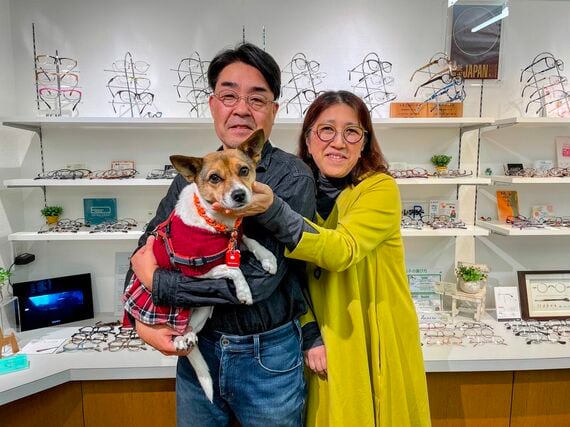 笹川秀樹さんと奥さんの幸子さん、看板犬のあんちゃん