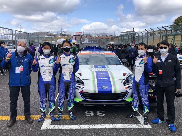 決勝スタート前のグリッド。中村社長が応援にかけつけた