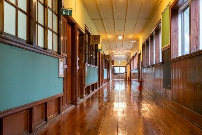 廊下や教室などは、小学校時代そのままの姿を残す