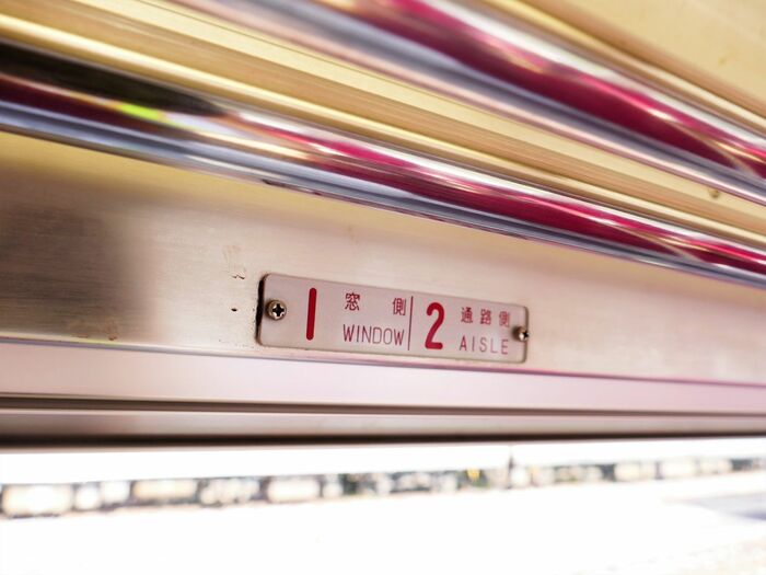 座席番号の表示。かつて指定席列車にも使われた