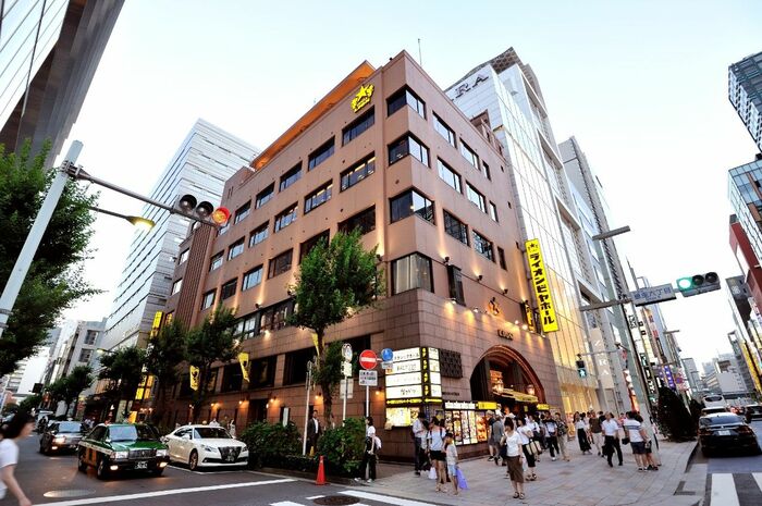 外観は普通のビル