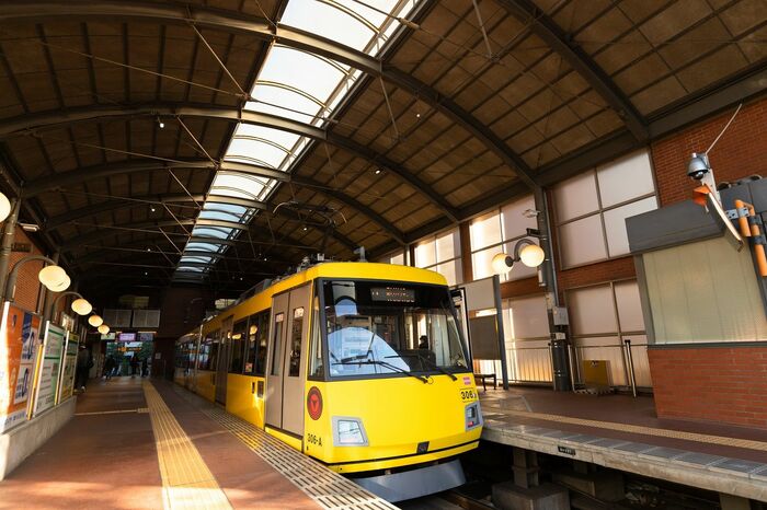 ドーム型の屋根に覆われた三軒茶屋のホーム。