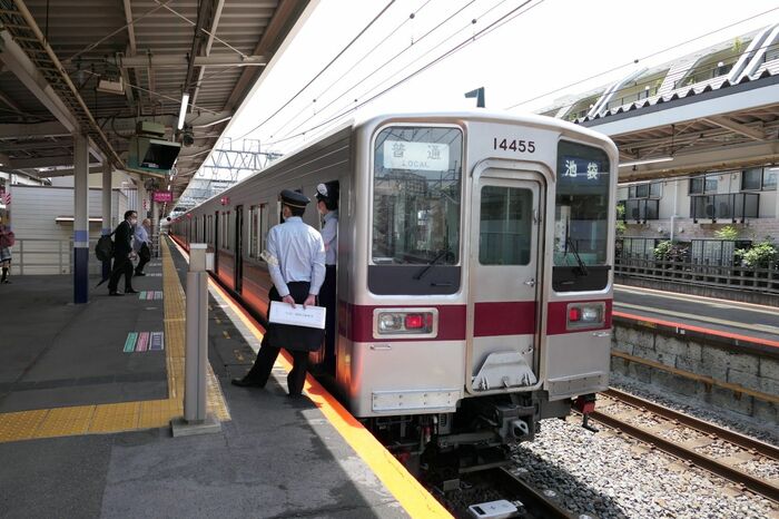 普通は準急のあとに発車する