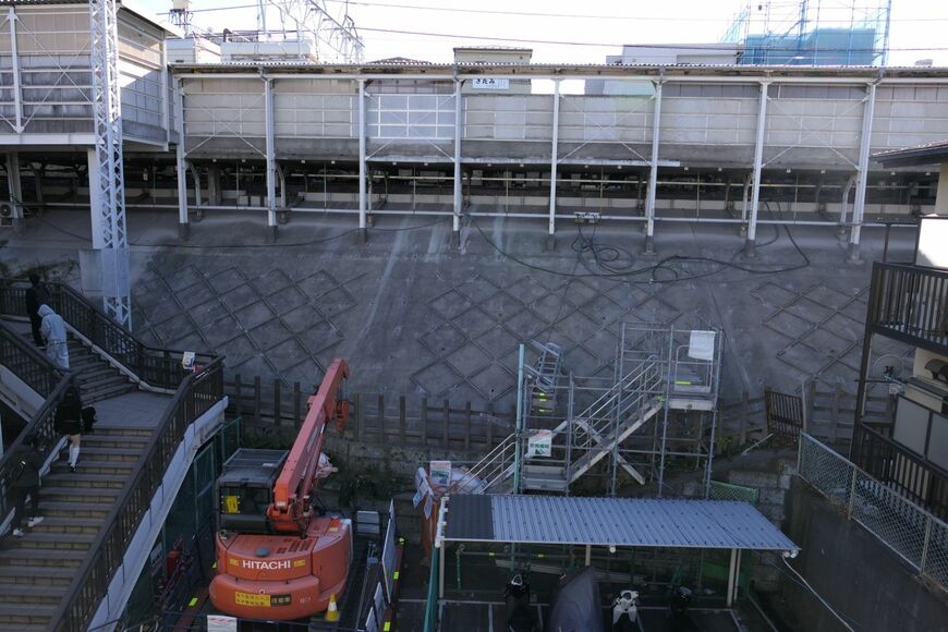 工事用スペースはホームドアの使用開始時には姿を消していた＝2025年12月12日（記者撮影）