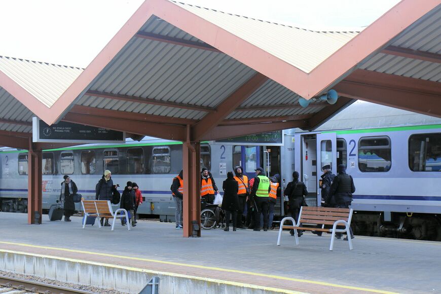 プシェミシル駅でポーランドの列車に乗車するウクライナからの避難民（撮影：橋爪智之）