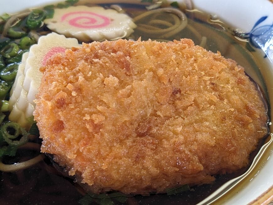 桃中軒の「みしまコロッケそば」（筆者撮影）